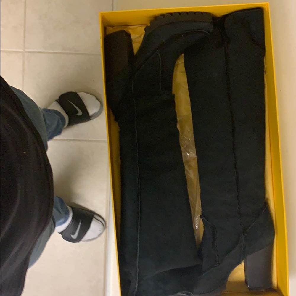 Fendi over-the-knee boots in black suede - Picture 4 of 7